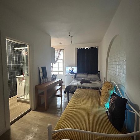Spacious Studio Flat In London Londres Exterior foto