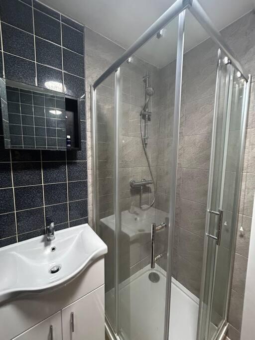 Spacious Studio Flat In London Londres Exterior foto
